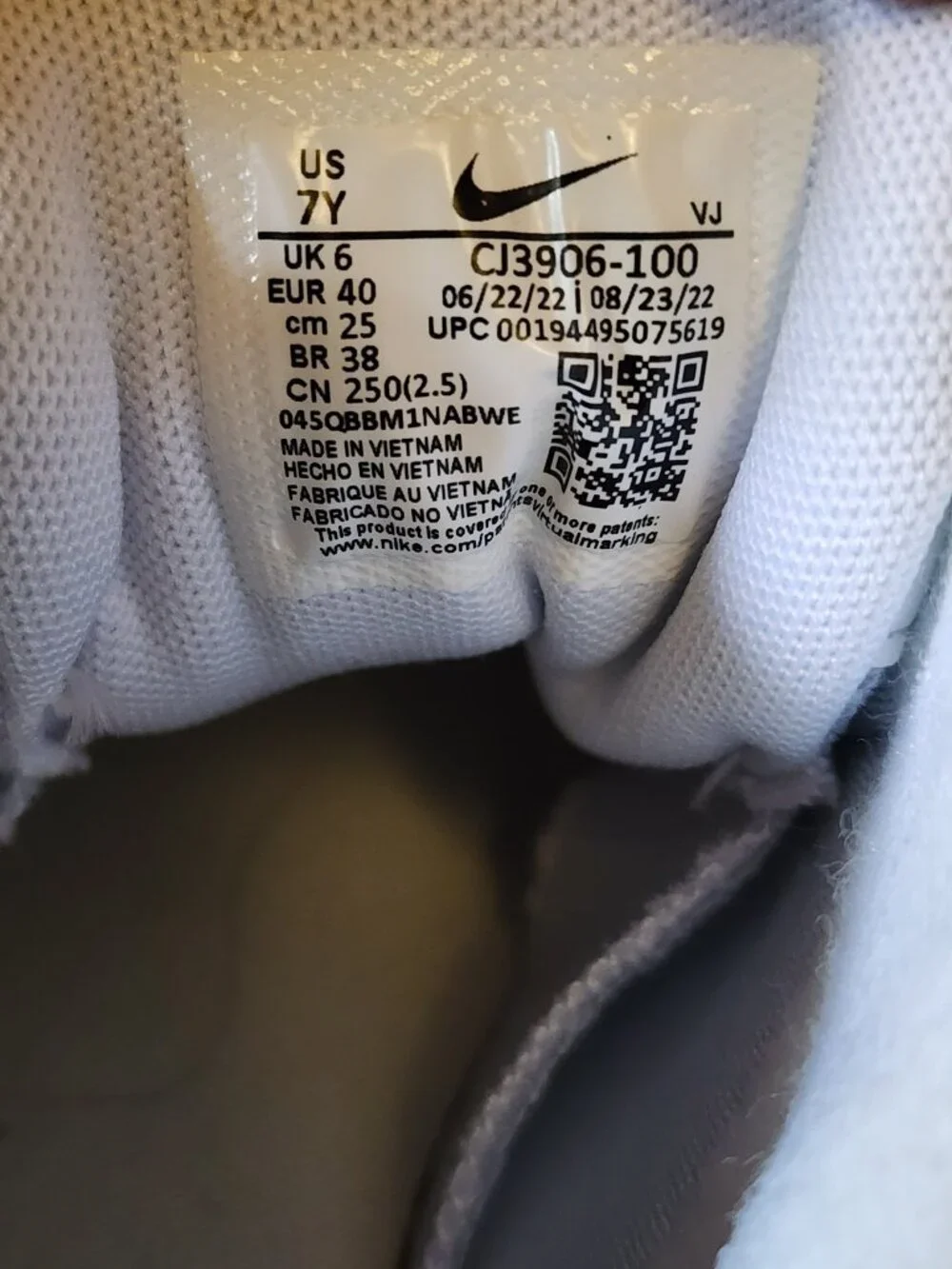 Youth Size 7 Nike CJ3906-100 Air Max 95 Recraft Triple White Sneakers